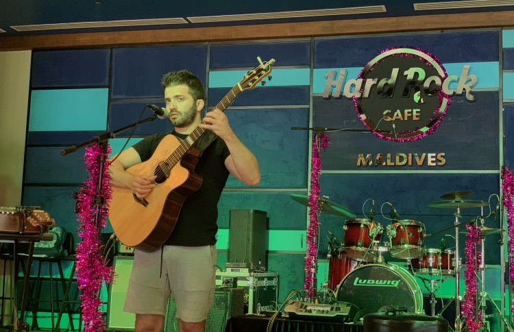 ހާޑް ރޮކް ކެފޭއިން، ގިޓާ ކުޅުމުގެ ހުނަރު ދަސްކޮށްދީފި