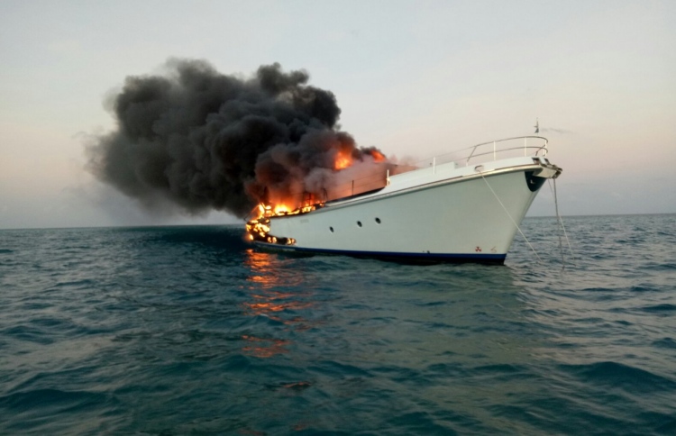 އަލިފާން ރޯވި ޔޮޓް އަޑިއަށް ހިނގައްޖެ