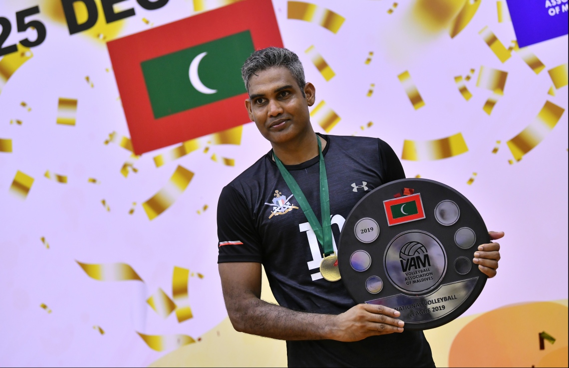 މާލެ: ޖެނުއަރީ 7، 2020- ގައުމީ ވޮލީބޯޅަ ލީގުގެ ފިރިހެން ޑިވިޝަނުގެ ފަހު މެޗުގައި ޕޮލިސް ކްލަބާއި ދިވެހި ސިފައިންގެ ކްލަބު ވާދަކުރި މެޗުގެ ތެރެއިން. މިމެޗުގައި ޕޮލިސް ކްލަބު ބަލިކޮށް، ދިވެހި ސިފައިންގެ ކްލަބުން ވަނީ ލީގު ކާމިޔާބުކޮށްފައި.---ފޮޓޯ: ހުސައިން ވަހީދު/މިހާރު