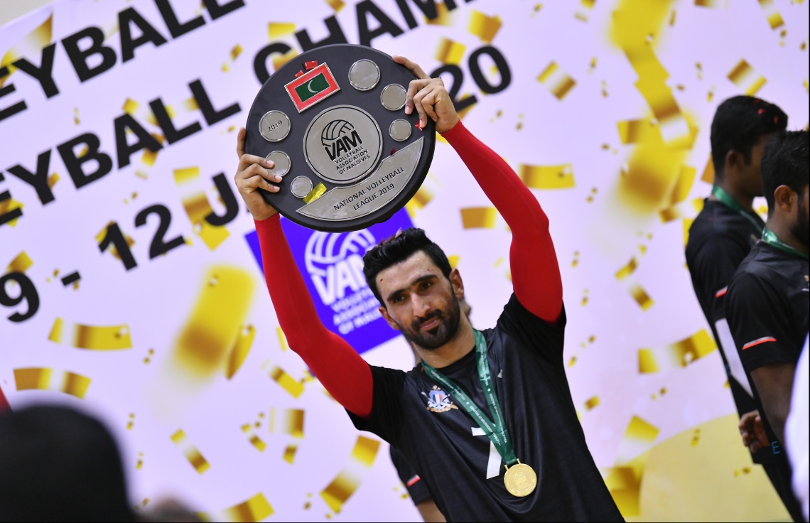 މާލެ: ޖެނުއަރީ 7، 2020- ގައުމީ ވޮލީބޯޅަ ލީގުގެ ފިރިހެން ޑިވިޝަނުގެ ފަހު މެޗުގައި ޕޮލިސް ކްލަބާއި ދިވެހި ސިފައިންގެ ކްލަބު ވާދަކުރި މެޗުގެ ތެރެއިން. މިމެޗުގައި ޕޮލިސް ކްލަބު ބަލިކޮށް، ދިވެހި ސިފައިންގެ ކްލަބުން ވަނީ ލީގު ކާމިޔާބުކޮށްފައި.---ފޮޓޯ: ހުސައިން ވަހީދު/މިހާރު