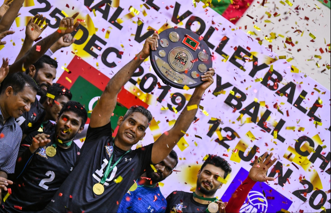 މާލެ: ޖެނުއަރީ 7، 2020- ގައުމީ ވޮލީބޯޅަ ލީގުގެ ފިރިހެން ޑިވިޝަނުގެ ފަހު މެޗުގައި ޕޮލިސް ކްލަބާއި ދިވެހި ސިފައިންގެ ކްލަބު ވާދަކުރި މެޗުގެ ތެރެއިން. މިމެޗުގައި ޕޮލިސް ކްލަބު ބަލިކޮށް، ދިވެހި ސިފައިންގެ ކްލަބުން ވަނީ ލީގު ކާމިޔާބުކޮށްފައި.---ފޮޓޯ: ހުސައިން ވަހީދު/މިހާރު