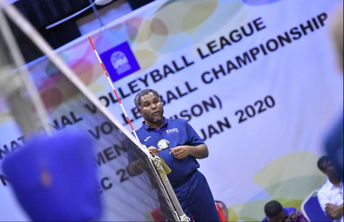 މާލެ: ޖެނުއަރީ 7، 2020- ގައުމީ ވޮލީބޯޅަ ލީގުގެ ފިރިހެން ޑިވިޝަނުގެ ފަހު މެޗުގައި ޕޮލިސް ކްލަބާއި ދިވެހި ސިފައިންގެ ކްލަބު ވާދަކުރި މެޗުގެ ތެރެއިން. މިމެޗުގައި ޕޮލިސް ކްލަބު ބަލިކޮށް، ދިވެހި ސިފައިންގެ ކްލަބުން ވަނީ ލީގު ކާމިޔާބުކޮށްފައި.---ފޮޓޯ: ހުސައިން ވަހީދު/މިހާރު