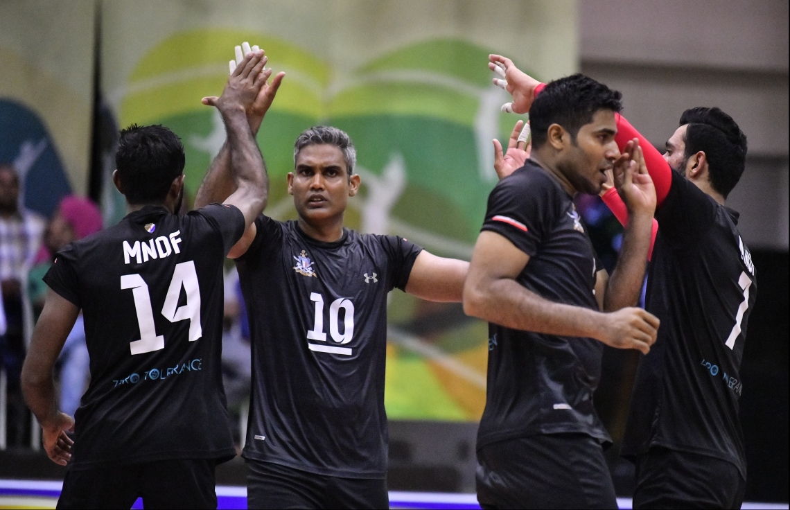 މާލެ: ޖެނުއަރީ 7، 2020- ގައުމީ ވޮލީބޯޅަ ލީގުގެ ފިރިހެން ޑިވިޝަނުގެ ފަހު މެޗުގައި ޕޮލިސް ކްލަބާއި ދިވެހި ސިފައިންގެ ކްލަބު ވާދަކުރި މެޗުގެ ތެރެއިން. މިމެޗުގައި ޕޮލިސް ކްލަބު ބަލިކޮށް، ދިވެހި ސިފައިންގެ ކްލަބުން ވަނީ ލީގު ކާމިޔާބުކޮށްފައި.---ފޮޓޯ: ހުސައިން ވަހީދު/މިހާރު