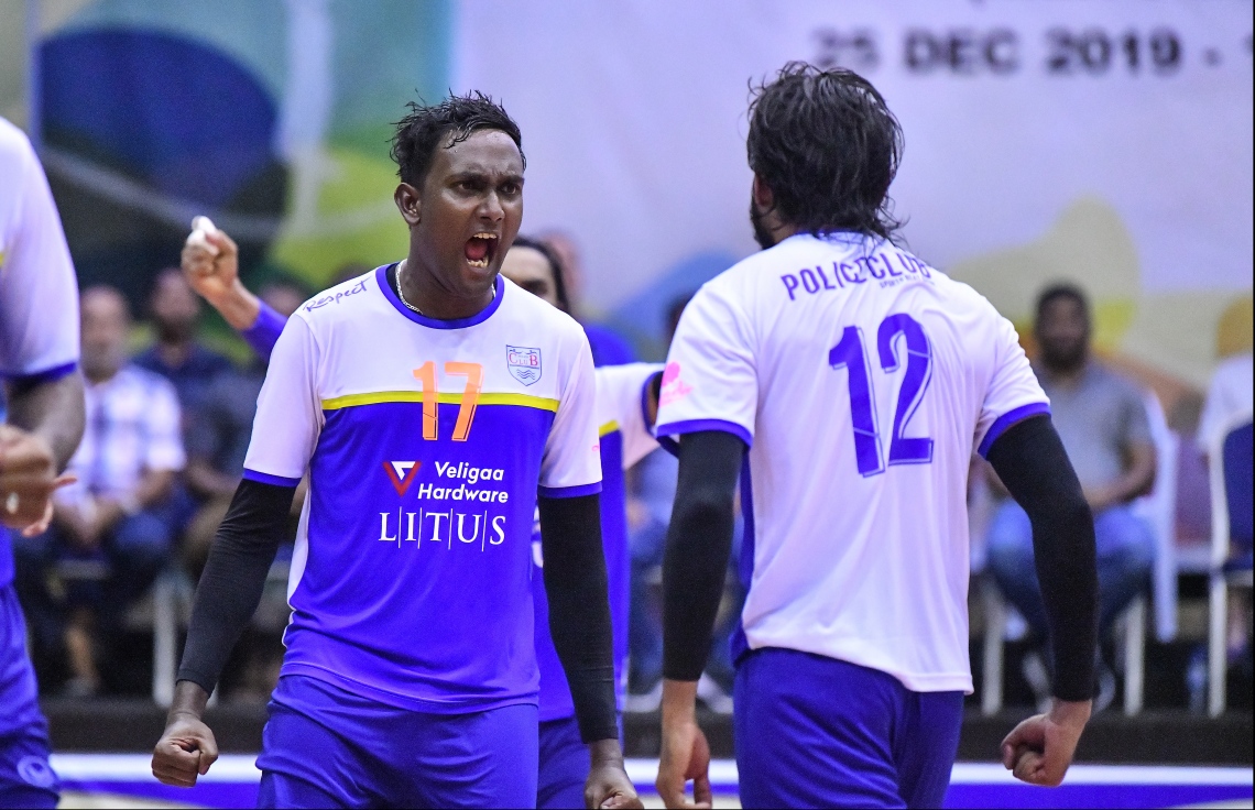 މާލެ: ޖެނުއަރީ 7، 2020- ގައުމީ ވޮލީބޯޅަ ލީގުގެ ފިރިހެން ޑިވިޝަނުގެ ފަހު މެޗުގައި ޕޮލިސް ކްލަބާއި ދިވެހި ސިފައިންގެ ކްލަބު ވާދަކުރި މެޗުގެ ތެރެއިން. މިމެޗުގައި ޕޮލިސް ކްލަބު ބަލިކޮށް، ދިވެހި ސިފައިންގެ ކްލަބުން ވަނީ ލީގު ކާމިޔާބުކޮށްފައި.---ފޮޓޯ: ހުސައިން ވަހީދު/މިހާރު