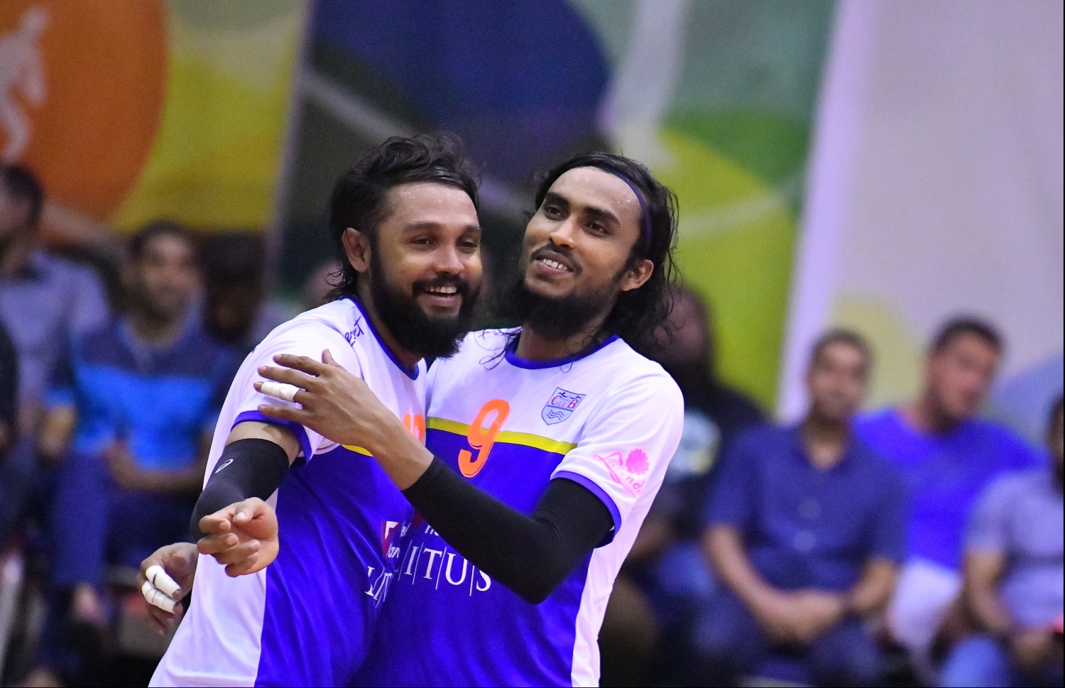 ޕޮލިހުގެ ކުޑަކާއްޓެ (ކ) އާއި ހުޒަންޓެ އުފާފާޅުކުރަނީ. -- ފޮޓޯ: ހުސެއިން ވަހީދު/ މިހާރު