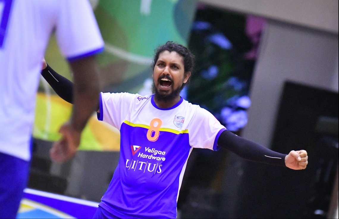 މާލެ: ޖެނުއަރީ 7، 2020- ގައުމީ ވޮލީބޯޅަ ލީގުގެ ފިރިހެން ޑިވިޝަނުގެ ފަހު މެޗުގައި ޕޮލިސް ކްލަބާއި ދިވެހި ސިފައިންގެ ކްލަބު ވާދަކުރި މެޗުގެ ތެރެއިން. މިމެޗުގައި ޕޮލިސް ކްލަބު ބަލިކޮށް، ދިވެހި ސިފައިންގެ ކްލަބުން ވަނީ ލީގު ކާމިޔާބުކޮށްފައި.---ފޮޓޯ: ހުސައިން ވަހީދު/މިހާރު