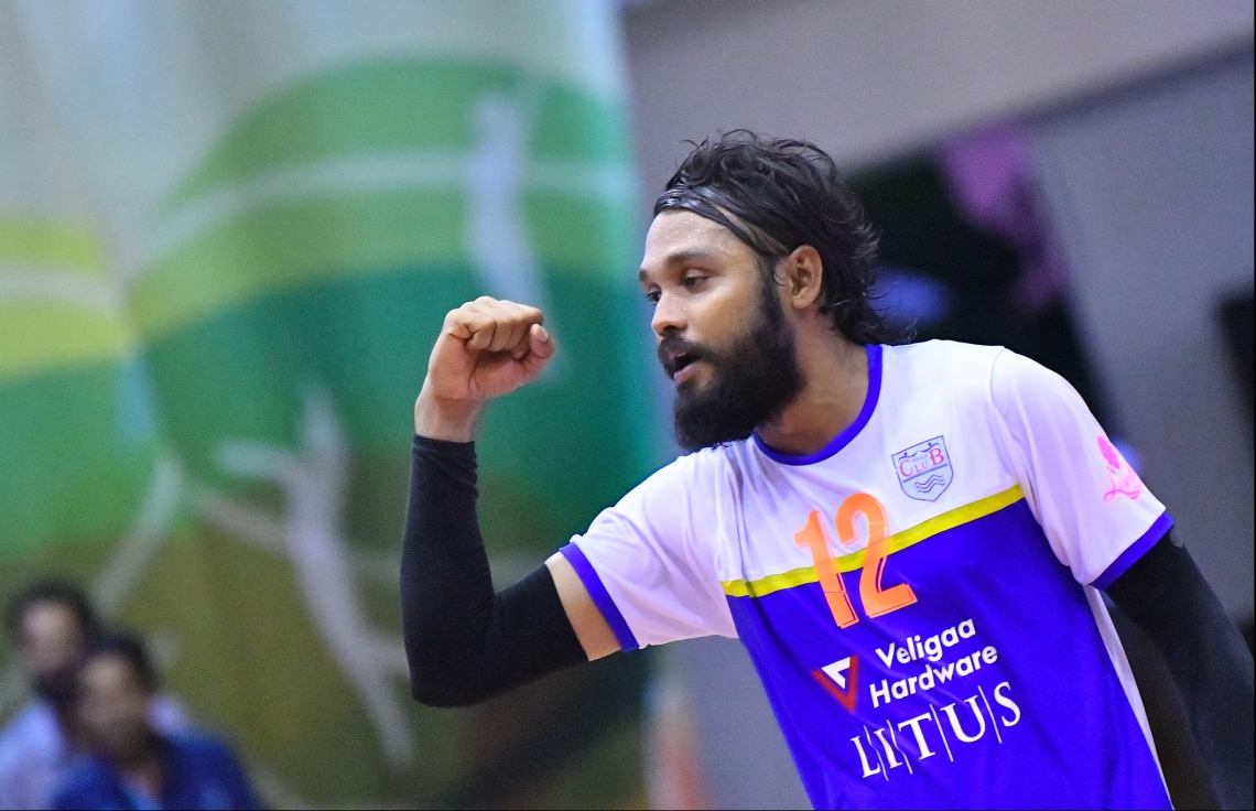 މާލެ: ޖެނުއަރީ 7، 2020- ގައުމީ ވޮލީބޯޅަ ލީގުގެ ފިރިހެން ޑިވިޝަނުގެ ފަހު މެޗުގައި ޕޮލިސް ކްލަބާއި ދިވެހި ސިފައިންގެ ކްލަބު ވާދަކުރި މެޗުގެ ތެރެއިން. މިމެޗުގައި ޕޮލިސް ކްލަބު ބަލިކޮށް، ދިވެހި ސިފައިންގެ ކްލަބުން ވަނީ ލީގު ކާމިޔާބުކޮށްފައި.---ފޮޓޯ: ހުސައިން ވަހީދު/މިހާރު