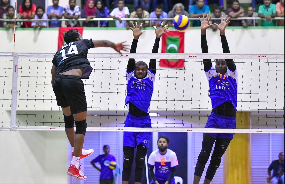 މާލެ: ޖެނުއަރީ 7، 2020- ގައުމީ ވޮލީބޯޅަ ލީގުގެ ފިރިހެން ޑިވިޝަނުގެ ފަހު މެޗުގައި ޕޮލިސް ކްލަބާއި ދިވެހި ސިފައިންގެ ކްލަބު ވާދަކުރި މެޗުގެ ތެރެއިން. މިމެޗުގައި ޕޮލިސް ކްލަބު ބަލިކޮށް، ދިވެހި ސިފައިންގެ ކްލަބުން ވަނީ ލީގު ކާމިޔާބުކޮށްފައި.---ފޮޓޯ: ހުސައިން ވަހީދު/މިހާރު