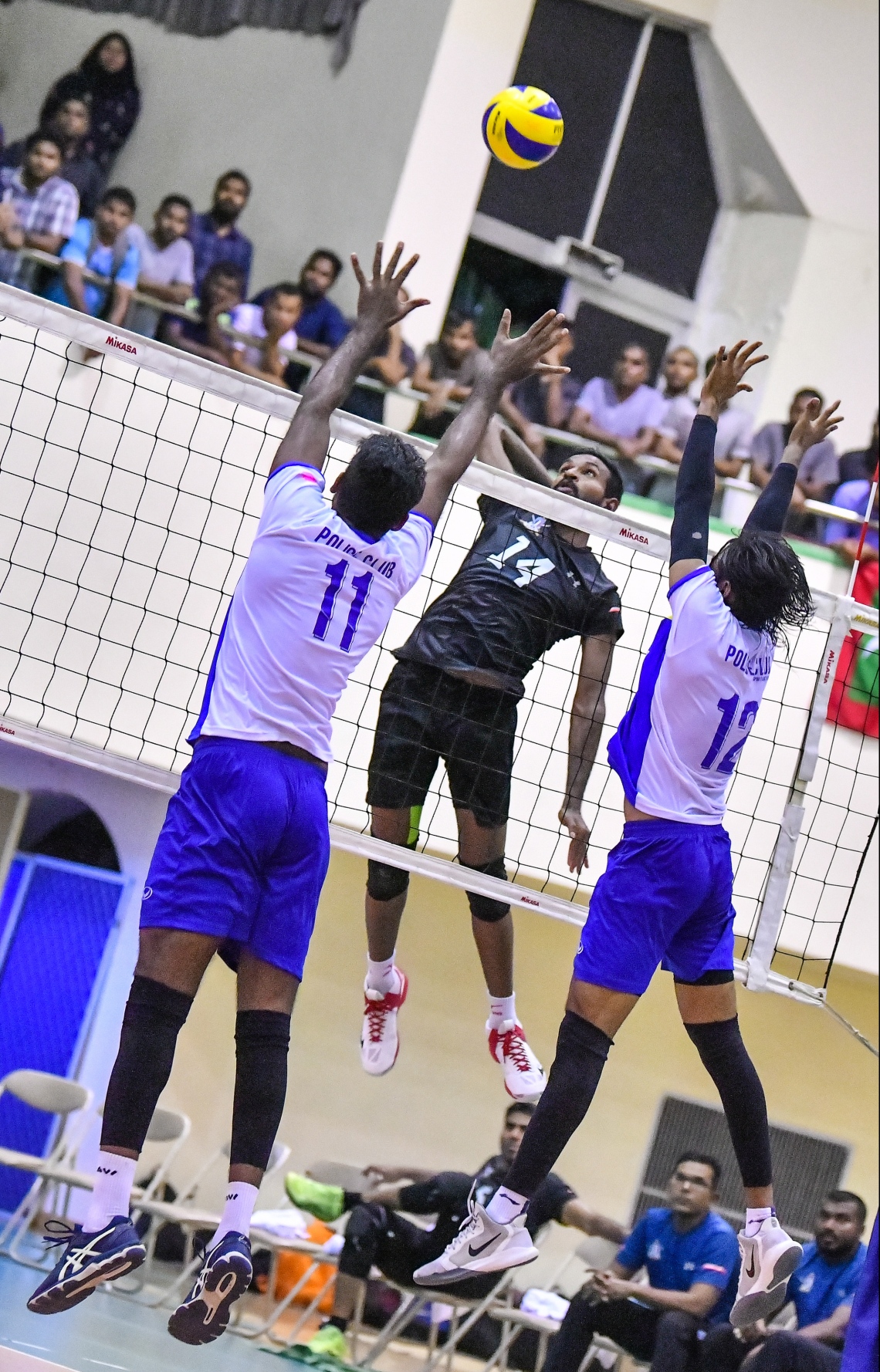 މާލެ: ޖެނުއަރީ 7، 2020- ގައުމީ ވޮލީބޯޅަ ލީގުގެ ފިރިހެން ޑިވިޝަނުގެ ފަހު މެޗުގައި ޕޮލިސް ކްލަބާއި ދިވެހި ސިފައިންގެ ކްލަބު ވާދަކުރި މެޗުގެ ތެރެއިން. މިމެޗުގައި ޕޮލިސް ކްލަބު ބަލިކޮށް، ދިވެހި ސިފައިންގެ ކްލަބުން ވަނީ ލީގު ކާމިޔާބުކޮށްފައި.---ފޮޓޯ: ހުސައިން ވަހީދު/މިހާރު