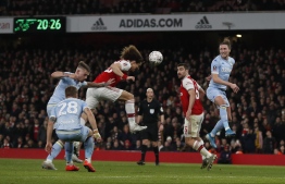Arsenal's Brazilian defender David Luiz (C) goes close with this header during the English FA Cup third round football match between Arsenal and Leeds United at The Emirates Stadium in London on January 6, 2020. (Photo by Adrian DENNIS / AFP) / RESTRICTED TO EDITORIAL USE. No use with unauthorized audio, video, data, fixture lists, club/league logos or 'live' services. Online in-match use limited to 120 images. An additional 40 images may be used in extra time. No video emulation. Social media in-match use limited to 120 images. An additional 40 images may be used in extra time. No use in betting publications, games or single club/league/player publications. / 