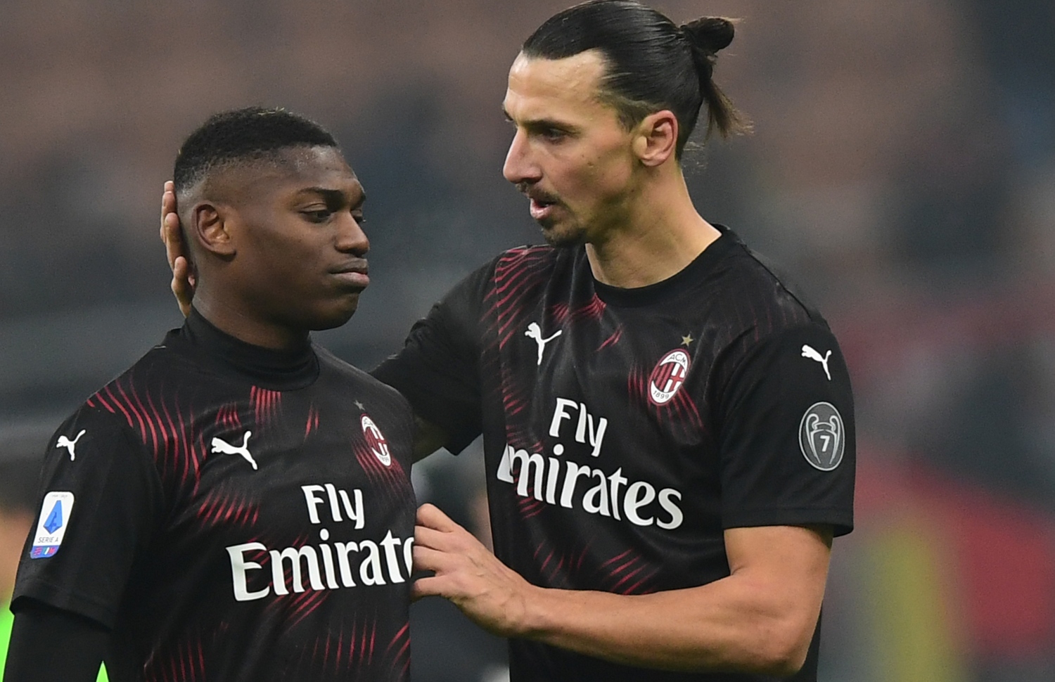 ރޭގެ މެޗަށް ފަހު އިބްރަހިމޮވިޗް (ކ) މިލާނުގެ ޒުވާން ފޯވާޑް ރަފައެލް ލީއޯ އަށް ހިތްވަރުދެނީ. --ފޮޓޯ: އޭއެފްޕީ