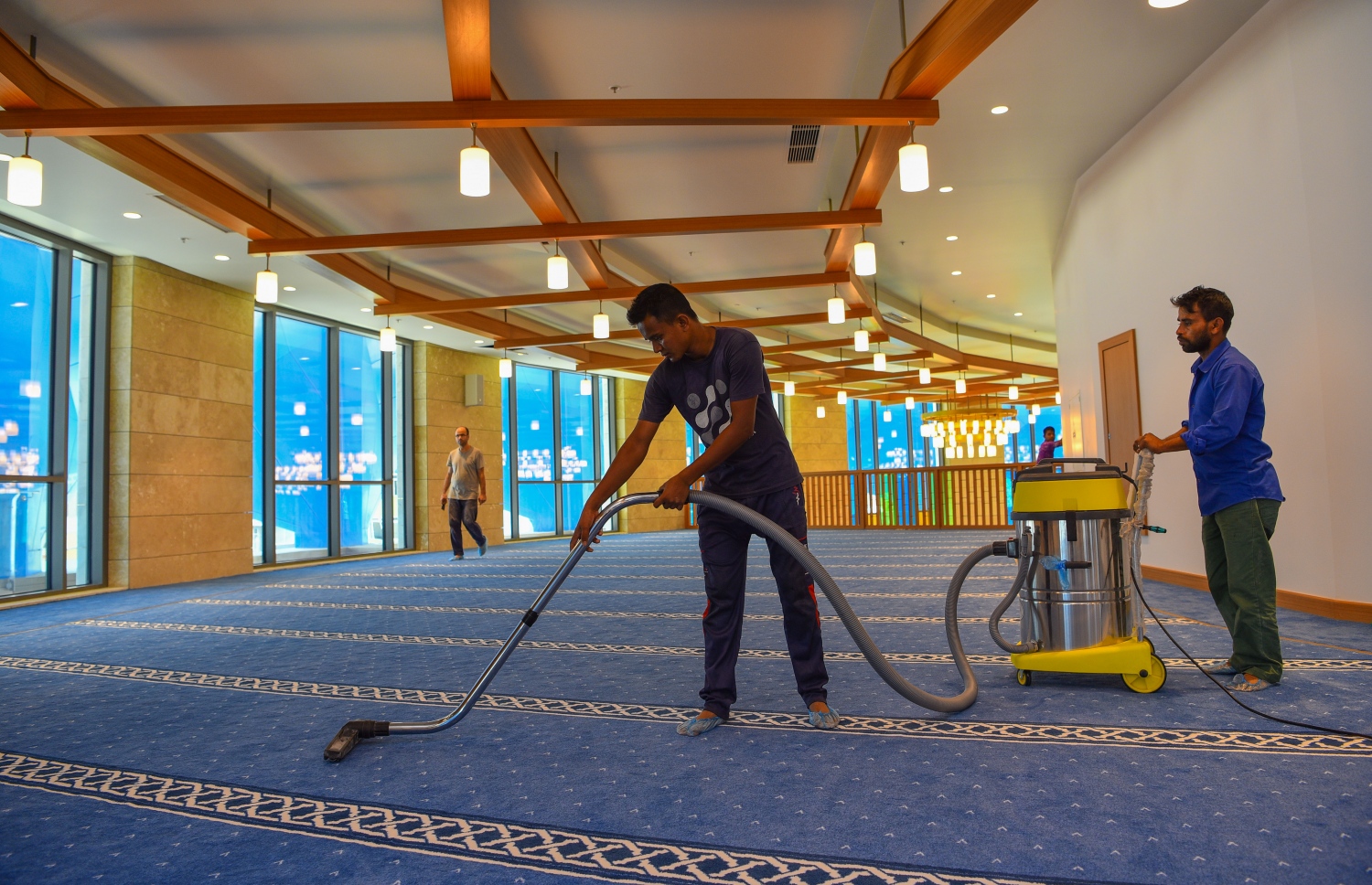 ކިންގް ސަލްމާން މިސްކިތުގައި ނަމާދު ކުރަން ހާއްސަ ބައިިގެ ދޫލަ ސާފުކުރަނީ-- ފޮޓޯ: ނިޝާން އަލީ/މިހާރު