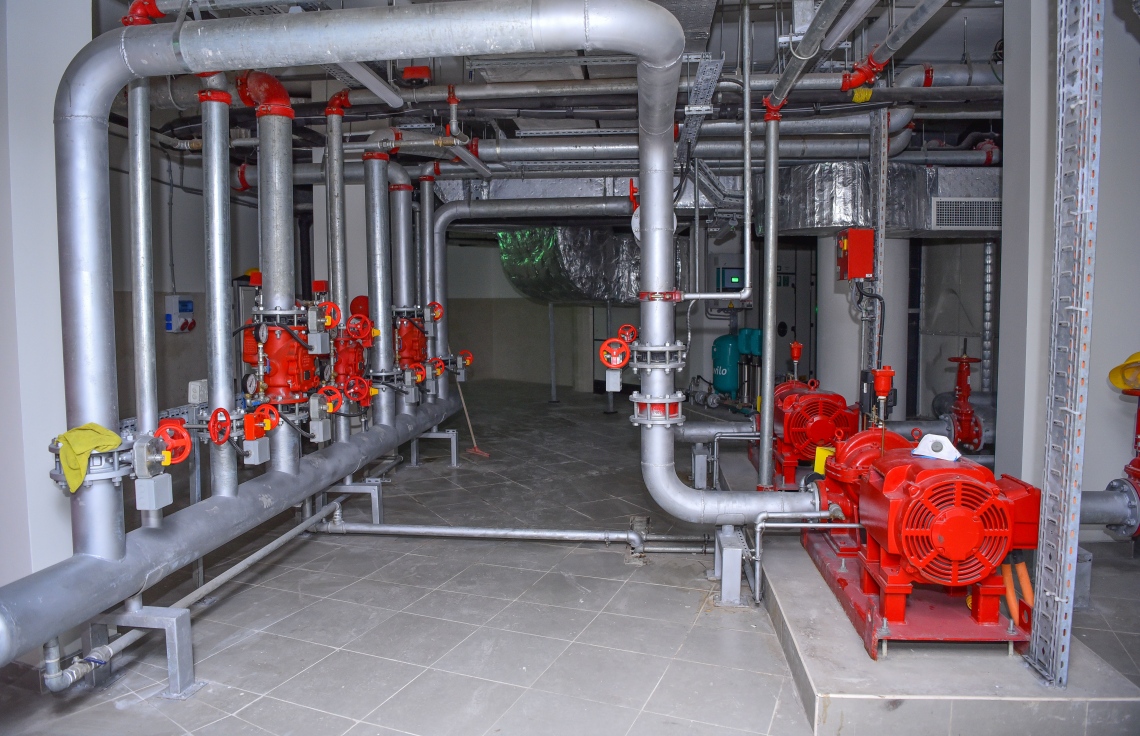 މާލެ- ޖެނުއަރީ 7، 2020: ސައޫދީ އަރަބިއްޔާގެ ރަސްގެފާނު ސަލްމާން އަބްދުލްއަޒީޒްގެ ޚަރަދުގައި މާލޭގައި އިމާރާތް ކުރި މިސްކިތް ، ވައްކޮށް ހަދާފައި ހުރި މިސްކިތުގައި މިހާރު ކުރިއަށް ދަނީ ތަން ސާފުކުރުމާއި އެންމެ ފަހުގެ ކުދިކުދި މަސައްކަތްތައް--. ފޮޓޯ: ނިޝާން އަލީ/މިހާރު