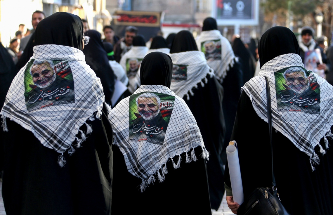 އީރާނުގެ ގުދުސް ފޯސްގެ ކޮމާންޑަރު ސުލައިމާނީގެ ޖަނާޒާއަށް ނުކުތް މީހުން ހިތާމައިގައި. --ފޮޓޯ:އޭއެފްޕީ