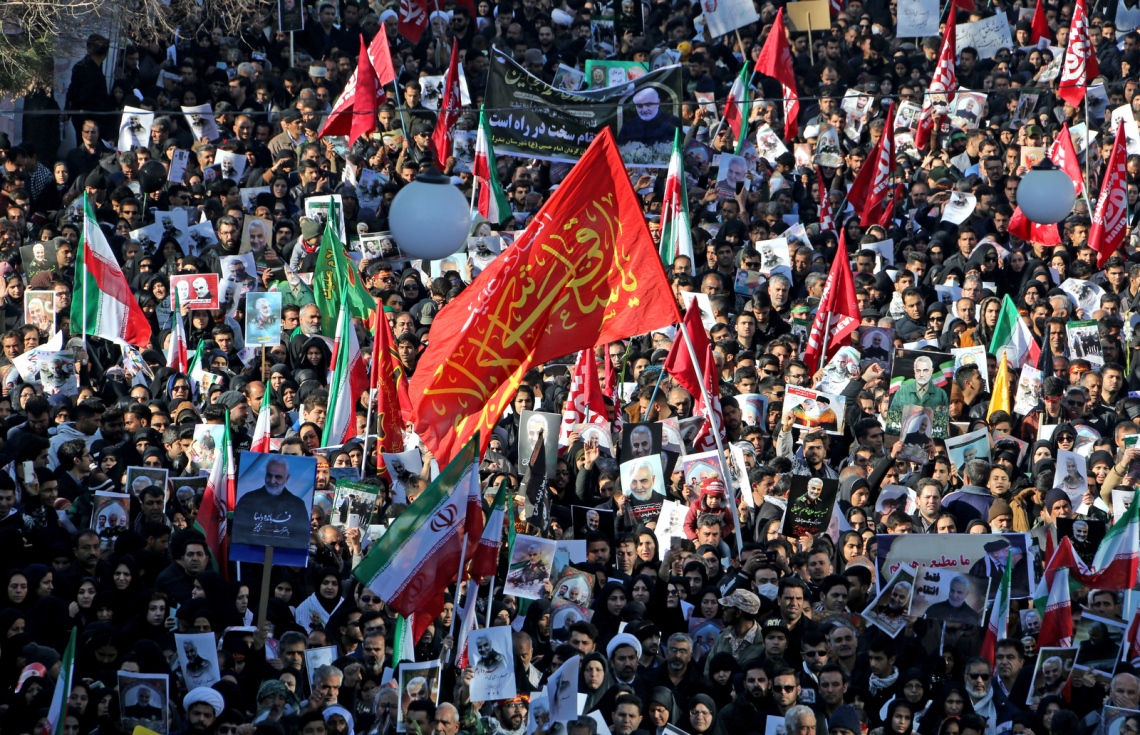 އީރާނުގެ ގުދުސް ފޯސްގެ ކޮމާންޑަރު ސުލައިމާނީގެ ޖަނާޒާއަށް ނުކުތް މީހުން ކަރްމަން ސިޓީގެ މަގުތައް ފުރާލާފައި: ސުލައިމާނީގެ ޖަނާޒާ އަށް ވަނީ މިލިއަނުން މީހުން ނުކުމެފައި. --ފޮޓޯ:އޭއެފްޕީ