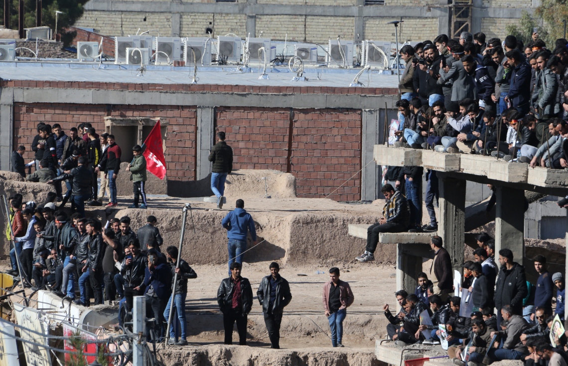 އީރާނުގެ ގުދުސް ފޯސްގެ ކޮމާންޑަރު ސުލައިމާނީގެ ޖަނާޒާއަށް ނުކުތް މީހުން އިމާރާތްތަކުގެ މަތީގައި. --ފޮޓޯ:އޭއެފްޕީ