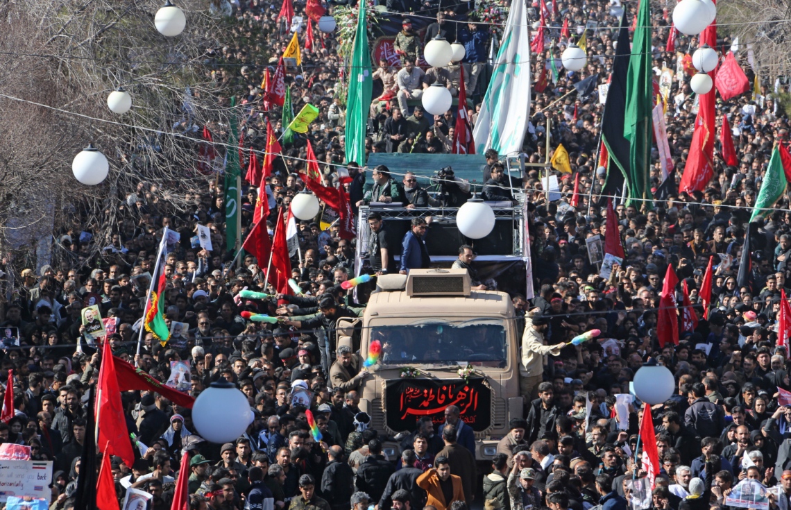 އީރާނުގެ ގުދުސް ފޯސްގެ ކޮމާންޑަރު ސުލައިމާނީގެ ޖަނާޒާއަށް ނުކުތް މީހުން ކަރްމަން ސިޓީގެ މަގުތައް ފުރާލާފައި: ސުލައިމާނީގެ ޖަނާޒާ އަށް ވަނީ މިލިއަނުން މީހުން ނުކުމެފައި. --ފޮޓޯ:އޭއެފްޕީ