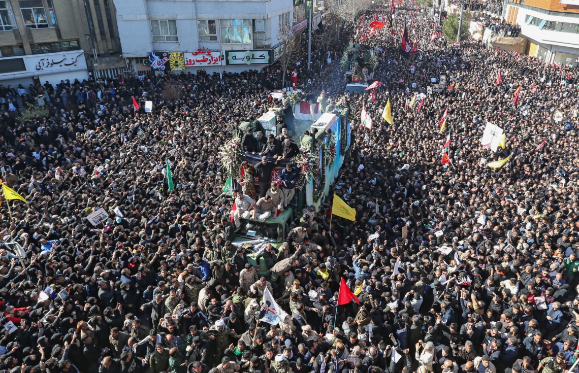 އީރާނުގެ ގުދުސް ފޯސްގެ ކޮމާންޑަރު ސުލައިމާނީގެ ޖަނާޒާއަށް ނުކުތް މީހުން ކަރްމަން ސިޓީގެ މަގުތައް ފުރާލާފައި: ސުލައިމާނީގެ ޖަނާޒާ އަށް ވަނީ މިލިއަނުން މީހުން ނުކުމެފައި. --ފޮޓޯ:އޭއެފްޕީ