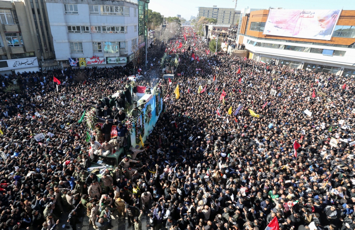 އީރާނުގެ ގުދުސް ފޯސްގެ ކޮމާންޑަރު ސުލައިމާނީގެ ޖަނާޒާއަށް ނުކުތް މީހުން ކަރްމަން ސިޓީގެ މަގުތައް ފުރާލާފައި: ސުލައިމާނީގެ ޖަނާޒާ އަށް ވަނީ މިލިއަނުން މީހުން ނުކުމެފައި. --ފޮޓޯ:އޭއެފްޕީ