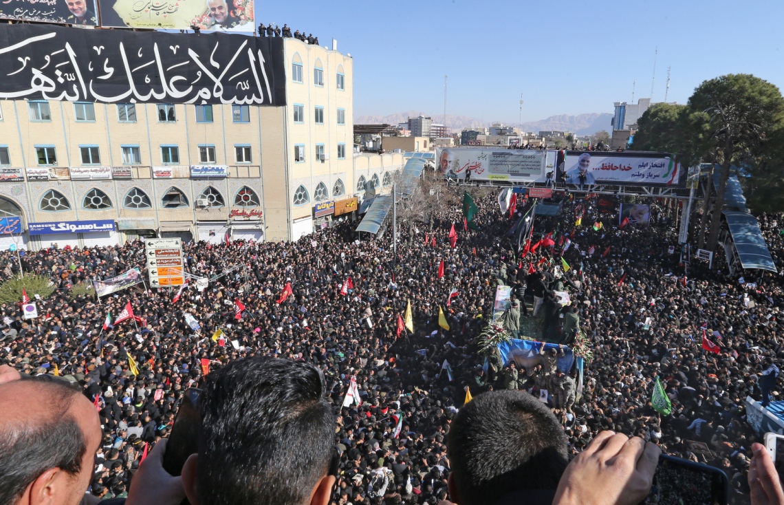 އީރާނުގެ ގުދުސް ފޯސްގެ ކޮމާންޑަރު ސުލައިމާނީގެ ޖަނާޒާއަށް ނުކުތް މީހުން ކަރްމަން ސިޓީގެ މަގުތައް ފުރާލާފައި. --ފޮޓޯ:އޭއެފްޕީ