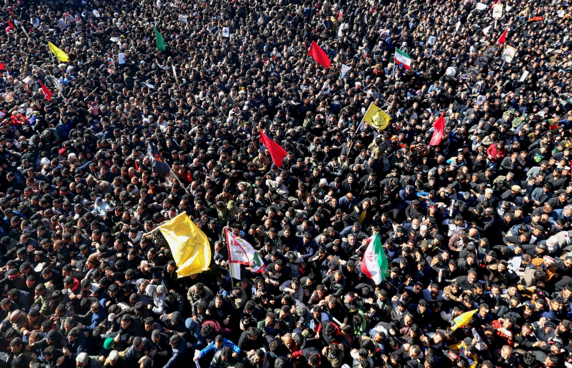 އީރާނުގެ ގުދުސް ފޯސްގެ ކޮމާންޑަރު ސުލައިމާނީގެ ޖަނާޒާއަށް ނުކުތް މީހުން ކަރްމަން ސިޓީގެ މަގުތައް ފުރާލާފައި. --ފޮޓޯ:އޭއެފްޕީ