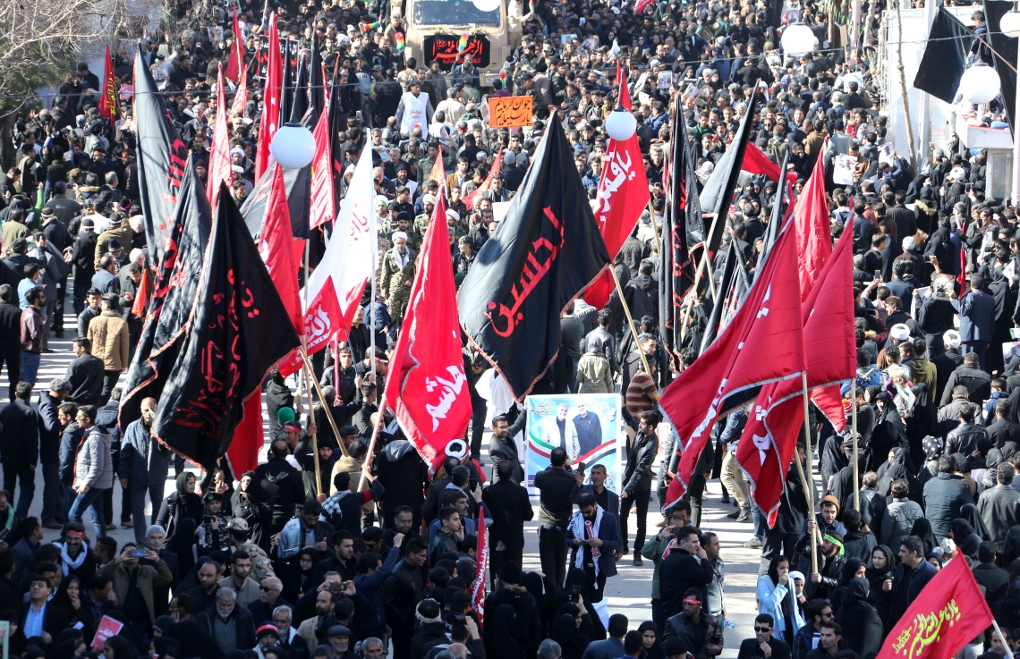 އީރާނުގެ ގުދުސް ފޯސްގެ ކޮމާންޑަރު ސުލައިމާނީގެ ޖަނާޒާއަށް ނުކުތް މީހުން ކަރްމަން ސިޓީގެ މަގުތައް ފުރާލާފައި. --ފޮޓޯ:އޭއެފްޕީ