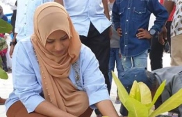 Minister of Transport and Civil Aviation, and a local from the island, Aishath Nahula, inaugurated the program to plant 100,000 trees in Hoarafushi. Photo: Mihaaru News