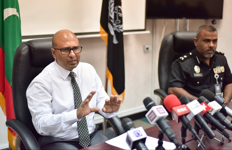 މުނާޒްގެ ވާހަކަތަކުގައި ފުށުއެރުން، ޖަވާބެއް ނުދެއްވި!