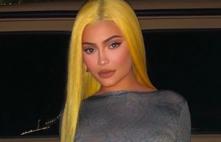 ބިލިއަނަރު ކައިލީ ވެސް އޮސްޓްރޭލިއާ އަށް އެހީވެއްޖެ