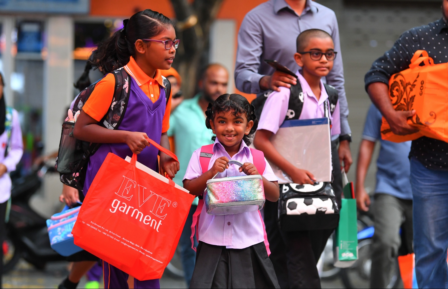 ދިރާސީ އާ އަހަރުގެ ކިޔެވުން ފެށުމަށް މިއަދު ދަރިވަރުން ސްކޫލަށް ހާޒިރުވަނީ. -- ފޮޓޯ: ނިޝާން އަލީ / މިހާރު