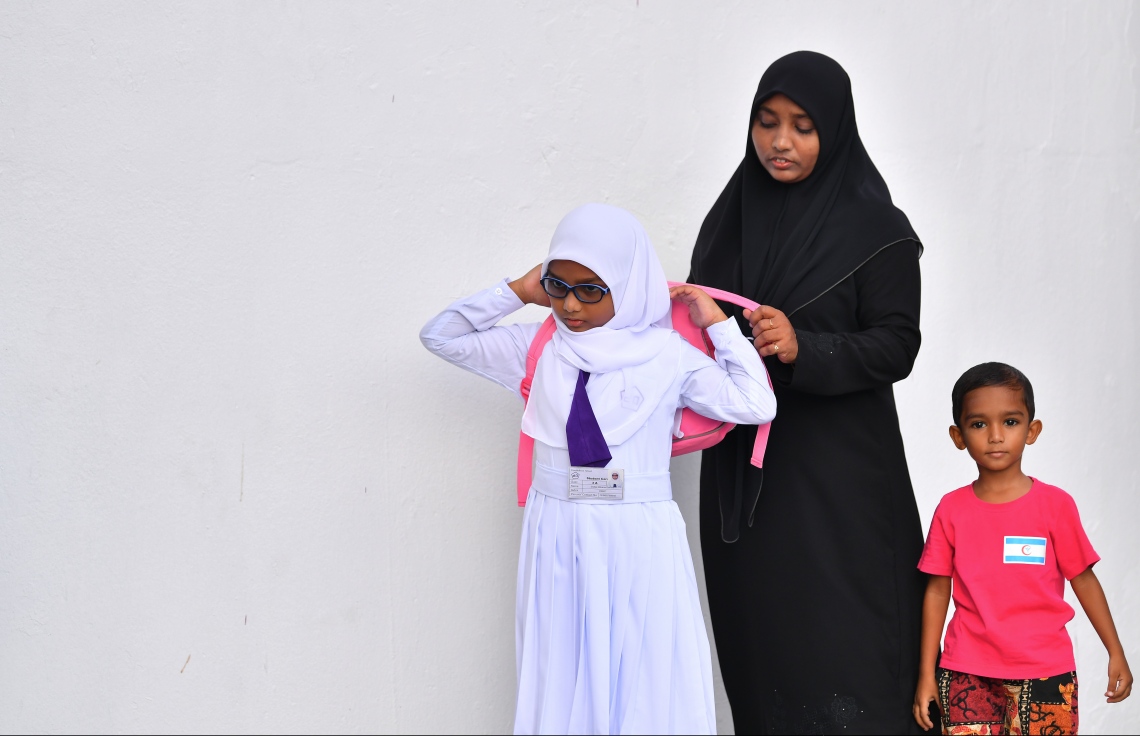 މާލެ: ޖެނުއަރީ 12، 2020: ދޮޅު މަސް ދުވަހުގެ ޗުއްޓީއަކަށް ފަހު ތައުލީމީ އާ އަހަރުގެ ކިޔެވުން ފެށުމާއެކު، އިއްޒުއްދީން ސްކޫލުގެ ދަރިވަރަކު ސްކޫލަށް ދިއުމަށް ދަބަސް އަޅުވަނީ.-- ފޮޓޯ: ނިޝާން އަލީ /މިހާރު