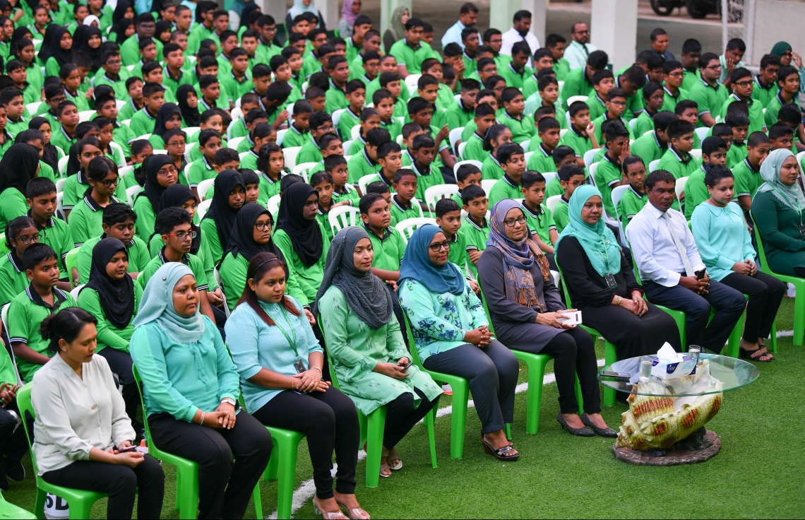 މާލެ: ޖެނުއަރީ 12، 2020: ދޮޅު މަސް ދުވަހުގެ ޗުއްޓީއަކަށް ފަހު ތައުލީމީ އާ އަހަރުގެ ކިޔެވުން ފެށުމާއެކު، ކަލާފާން ސްކޫލުގައި ބޭއްވި ހާއްސަ އެސެމްބްލީގައި އެ ސްކޫލުގެ ދަރިވަރުންތަކެއް ބައިވެރިވަނީ.-- ފޮޓޯ: ނިޝާން އަލީ /މިހާރު