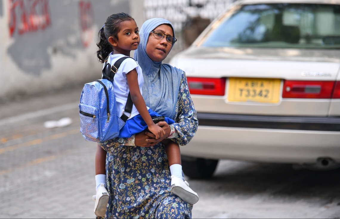 މާލެ: ޖެނުއަރީ 12، 2020: ދޮޅު މަސް ދުވަހުގެ ޗުއްޓީއަކަށް ފަހު ތައުލީމީ އާ އަހަރުގެ ކިޔެވުން ފެށުމާއެކު، ބެލެނިވެރިއަކު ޕްރީ ސްކޫލުގެ ދަރިވަރަކު އުރާލައިގެން ސްކޫލަށް ގެންދަނީ.-- ފޮޓޯ: ނިޝާން އަލީ /މިހާރު