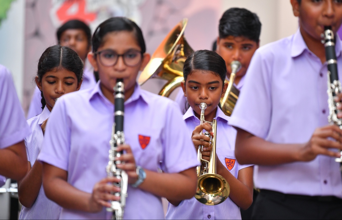 މާލެ: ޖެނުއަރީ 12، 2020: ދޮޅު މަސް ދުވަހުގެ ޗުއްޓީއަކަށް ފަހު ތައުލީމީ އާ އަހަރުގެ ކިޔެވުން ފެށުމާއެކު، ގިޔާސުއްދީން ސްކޫލުގައި ބޭއްވި ހާއްސަ އެސެމްބްލީއަށްފަހު ބޭންޑުގެ ދަރިވަރުންތަކެއް މިއުޒިކް ކުޅެނީ.-- ފޮޓޯ: ނިޝާން އަލީ /މިހާރު