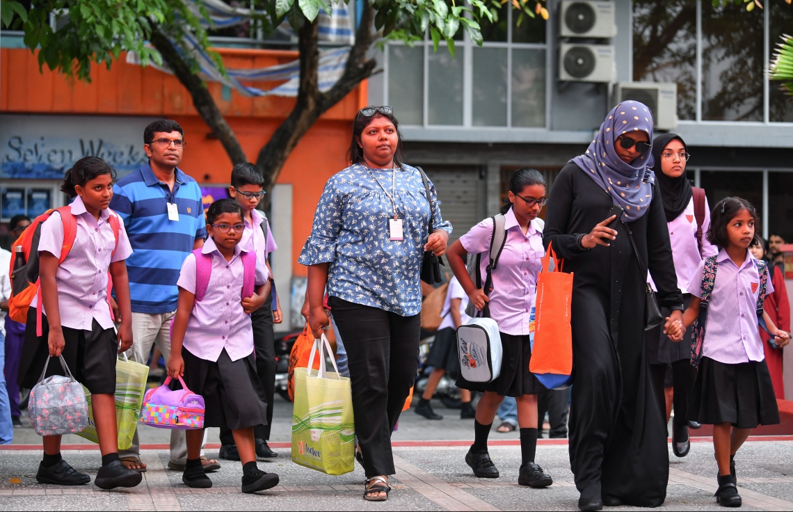 މާލެ: ޖެނުއަރީ 12، 2020: ދޮޅު މަސް ދުވަހުގެ ޗުއްޓީއަކަށް ފަހު ތައުލީމީ އާ އަހަރުގެ ކިޔެވުން ފެށުމާއެކު، ގިޔާސުއްދީން ސްކޫލުގެ ދައިވަރުންތަކެއް ސްކޫލަށްދަނީ.-- ފޮޓޯ: ނިޝާން އަލީ /މިހާރު