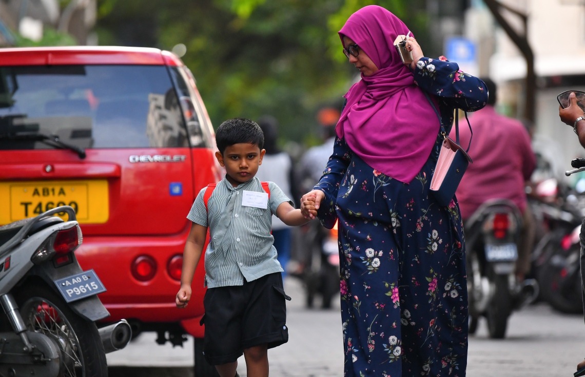 މާލެ: ޖެނުއަރީ 12، 2020: ދޮޅު މަސް ދުވަހުގެ ޗުއްޓީއަކަށް ފަހު ތައުލީމީ އާ އަހަރުގެ ކިޔެވުން ފެށުމާއެކު، ބެލެނިވެރިއަކު ދަރިވަރަކު ސްކޫލަށް ގެންދަނީ.-- ފޮޓޯ: ނިޝާން އަލީ /މިހާރު