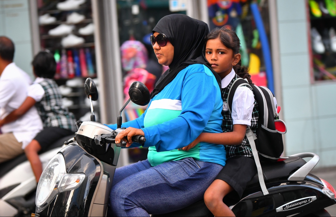 މާލެ: ޖެނުއަރީ 12، 2020: ދޮޅު މަސް ދުވަހުގެ ޗުއްޓީއަކަށް ފަހު ތައުލީމީ އާ އަހަރުގެ ކިޔެވުން ފެށުމާއެކު، ދަރިވަރުންތަކެއް ސްކޫލަށްދަނީ.-- ފޮޓޯ: ނިޝާން އަލީ /މިހާރު