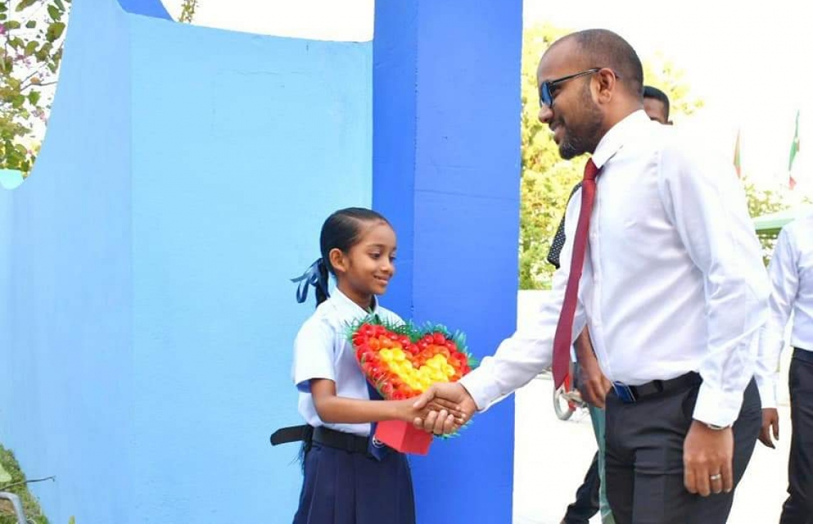 ރ. އުނގޫފާރު: ޖެނުއަރީ 12، 2020: ދޮޅު މަސް ދުވަހުގެ ޗުއްޓީއަކަށް ފަހު ތައުލީމީ އާ އަހަރުގެ ކިޔެވުން ފެށުމާއެކު، ދަރިވަރުންނަށް ހިތްވަރު ދިނުމުގެ މެސެޖާއެކު ފިނޭންސް މިނިސްޓަރު އިބްރާހިމް އަމީރު އުނގޫފާރު ސްކޫލުގެ ދަރިވަރުންނާއެކު.