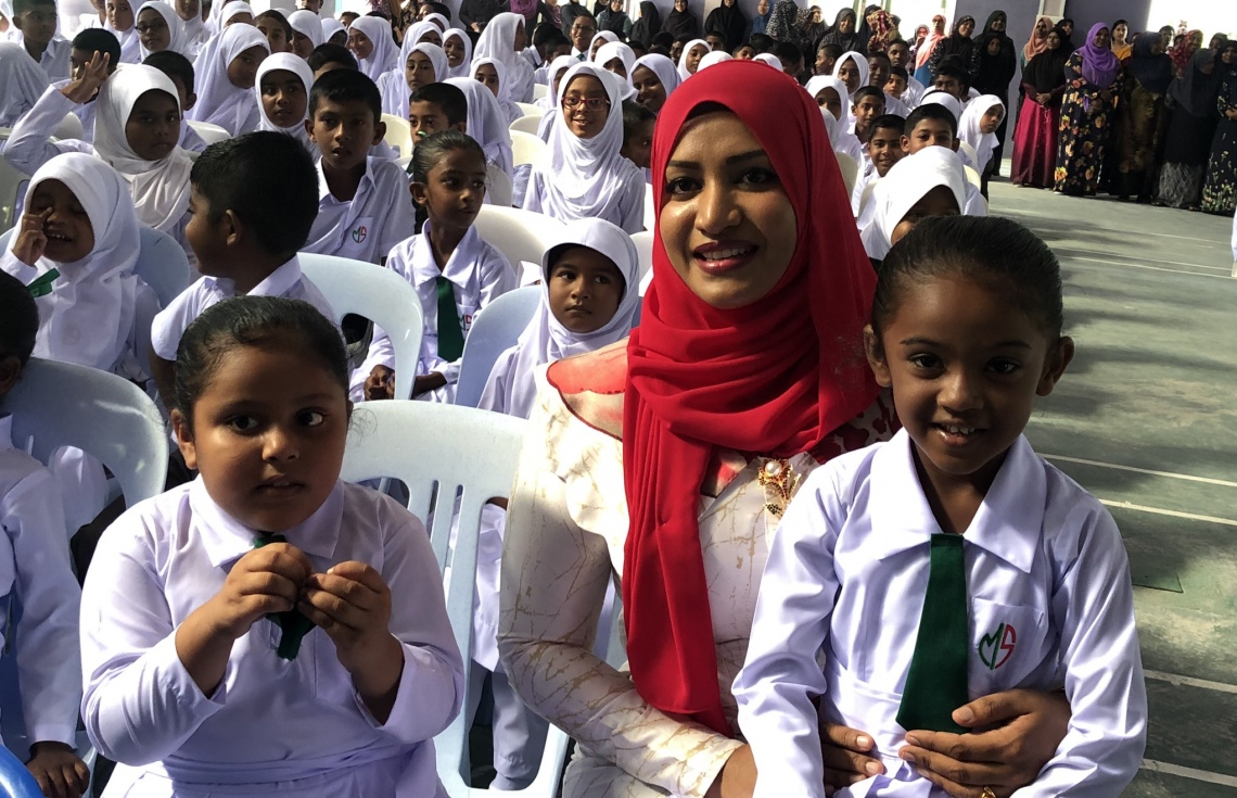 މ. މުލަކު: ޖެނުއަރީ 12، 2020: ދޮޅު މަސް ދުވަހުގެ ޗުއްޓީއަކަށް ފަހު ތައުލީމީ އާ އަހަރުގެ ކިޔެވުން ފެށުމާއެކު، ދަރިވަރުންނަށް ހިތްވަރު ދިނުމުގެ މެސެޖާއެކު ޓްރާންސްޕޯޓު މިނިސްޓަރު އައިޝަތު ނަހުލާ މުލަކު ސްކޫލުގެ ދަރިވަރުންނާއެކު އެސެމްބްލީގައި ބައިވެރިވަނީ.