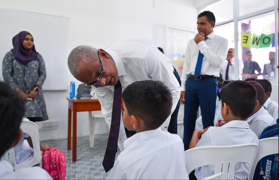 މާލެ: ޖެނުއަރީ 12، 2020: މިއަހަރު އަލަށް ކިޔަވައިދޭން ފެށި އިއްޒުއްދީން ސްކޫލު ހުޅުވުމަށް ބޭއްވި ރަސްމިއްޔާތަށްފަހު، ރައީސް އިބްރާހިމް މުހައްމަދު ސޯލިހު އެ ސްކޫލުގެ ދަރިވަރުންތަކަކާއެކު ކްލާސް ރޫމުގައި މަޑުކޮށްލައްވައިގެން.-- ފޮޓޯ؛ ހުސެން ވަހީދު /މިހާރު