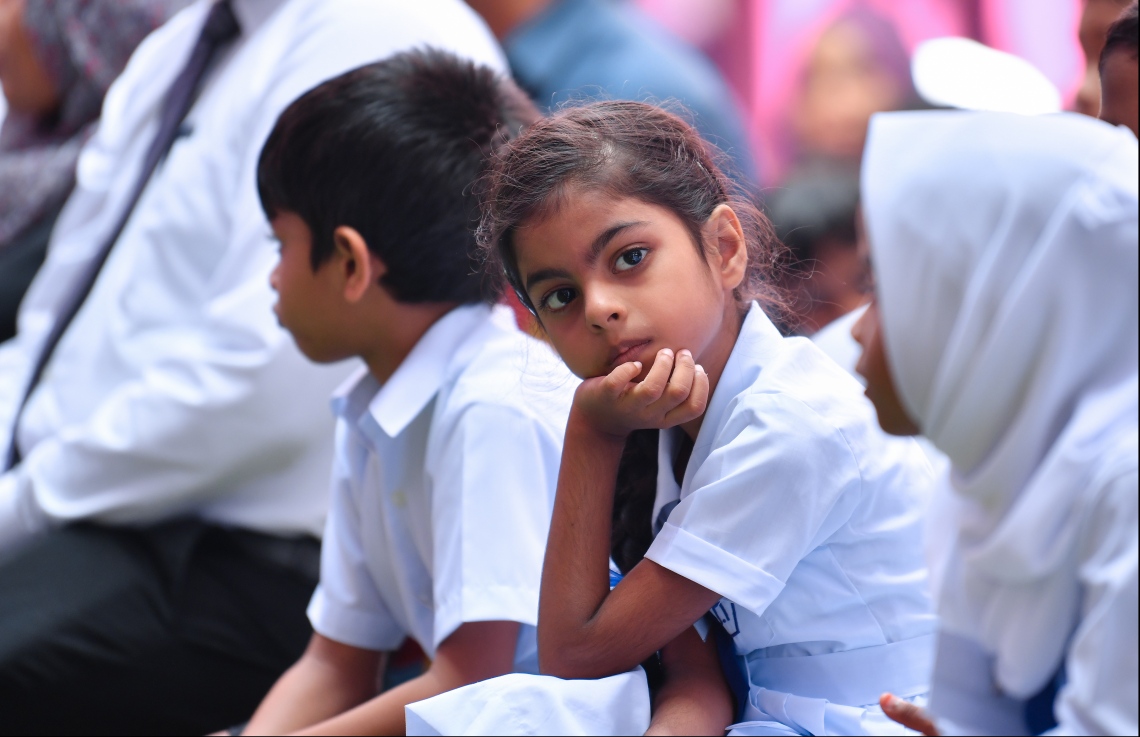 މާލެ: ޖެނުއަރީ 12، 2020: މިއަހަރު އަލަށް ކިޔަވައިދޭން ފެށި އިއްޒުއްދީން ސްކޫލު ހުޅުވުމަށް ބޭއްވި ރަސްމިއްޔާތުގައި އެ ސްކޫލުގެ ދަރިވަރުންތަކެއް ބައިވެރިވަނީ.-- ފޮޓޯ؛ ހުސެން ވަހީދު /މިހާރު