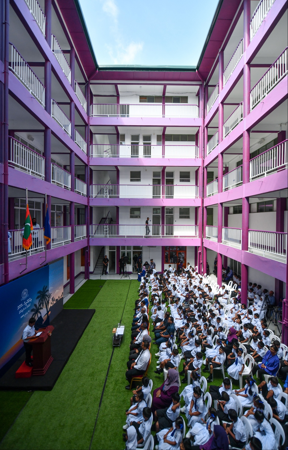 މާލެ: ޖެނުއަރީ 12، 2020: މިއަހަރު އަލަށް ކިޔަވައިދޭން ފެށި އިއްޒުއްދީން ސްކޫލު ހުޅުވުމަށް ބޭއްވި ރަސްމިއްޔާތުގައި، އެ ސްކޫލުގެ ދަރިވަރުންތަކެއް ބައިވެރިވަނީ.-- ފޮޓޯ؛ ހުސެން ވަހީދު /މިހާރު