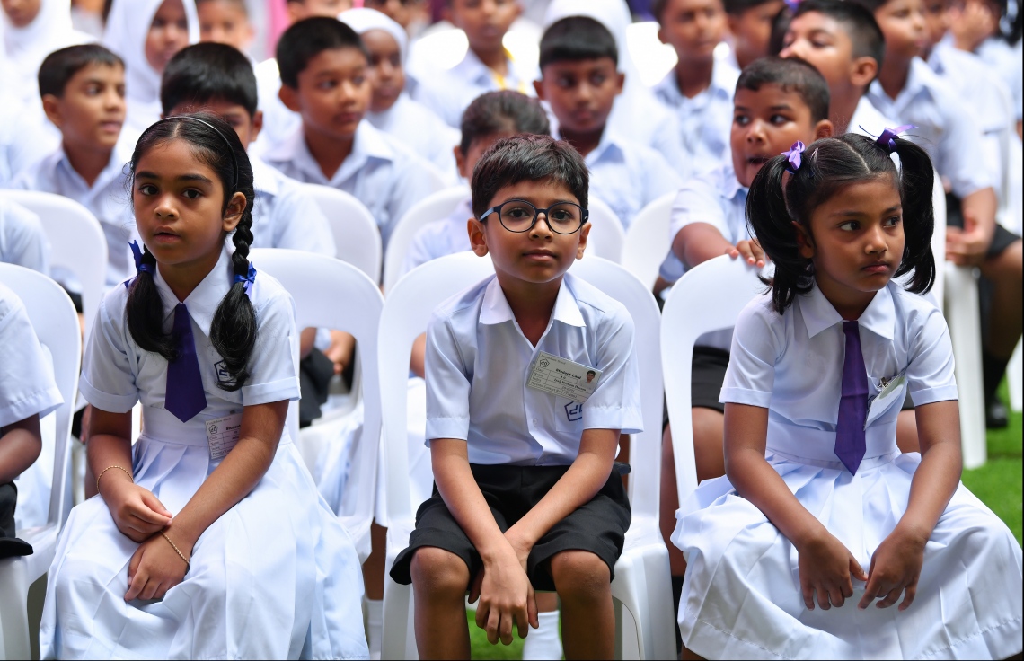 މާލެ: ޖެނުއަރީ 12، 2020: މިއަހަރު އަލަށް ކިޔަވައިދޭން ފެށި އިއްޒުއްދީން ސްކޫލު ހުޅުވުމަށް ބޭއްވި ރަސްމިއްޔާތުގައި، އެ ސްކޫލުގެ ދަރިވަރުންތަކެއް ބައިވެރިވަނީ.-- ފޮޓޯ؛ ހުސެން ވަހީދު /މިހާރު