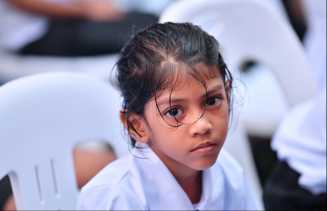 މާލެ: ޖެނުއަރީ 12، 2020: މިއަހަރު އަލަށް ކިޔަވައިދޭން ފެށި އިއްޒުއްދީން ސްކޫލު ހުޅުވުމަށް ބޭއްވި ރަސްމިއްޔާތުގައި އެ ސްކޫލުގެ ދަރިވަރަކު ބައިވެރިވަނީ.-- ފޮޓޯ؛ ހުސެން ވަހީދު /މިހާރު