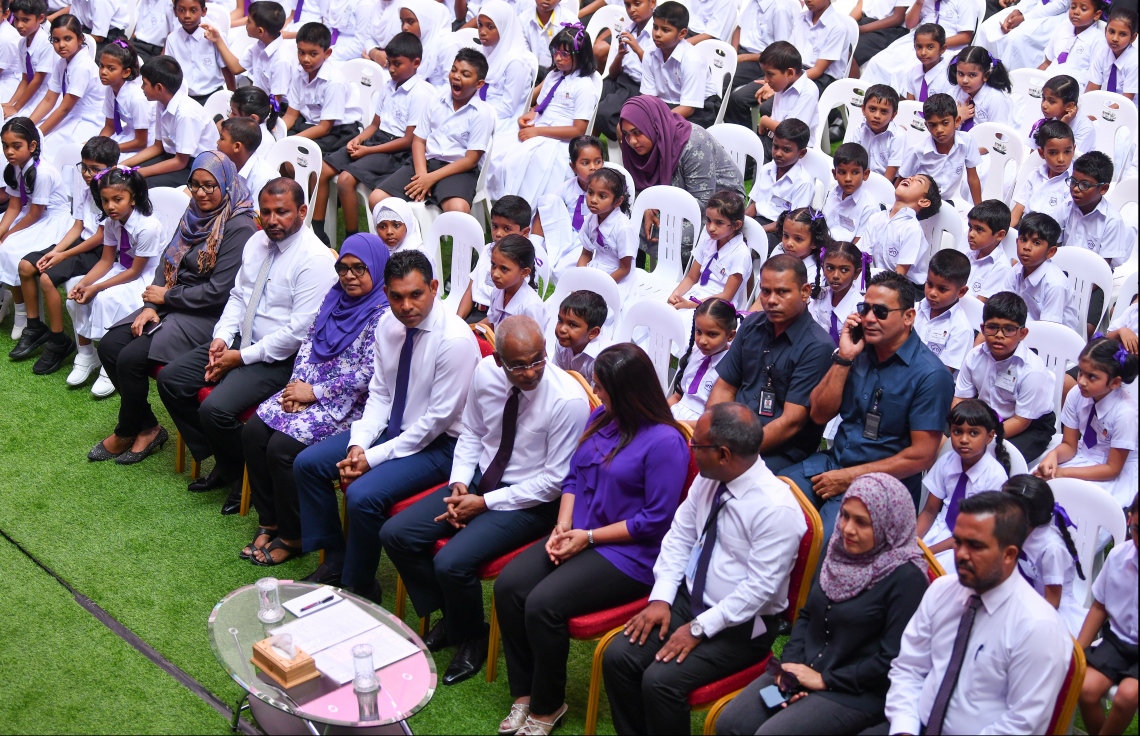 މާލެ: ޖެނުއަރީ 12، 2020: އިއްޒުއްދީން ސްކޫލް ހުޅުވުމުގެ ރަސްމިއްޔާތުގައި ރައީސް އިބްރާހީމް މުހައްމަދު ސޯލިހާއި އެޑިއުކޭޝަން މިނިސްޓަރު އާއިޝަތު އަލީ އަދި ނައިބު ރައީސް ފައިސަލް ނަސީމު ބައިވެރިވެވަޑައިގަންނަވަނީ.-- ފޮޓޯ: ހުސެން ވަހީދު /މިހާރު