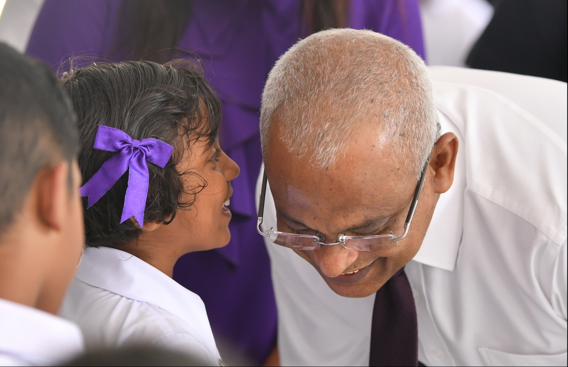 މާލެ: ޖެނުއަރީ 12، 2020: މިއަހަރު އަލަށް ކިޔަވައިދޭން ފެށި އިއްޒުއްދީން ސްކޫލު ހުޅުވުމަށް ބޭއްވި ރަސްމިއްޔާތުގައި ރައީސް އިބްރާހިމް މުހައްމަދު ސޯލިހު ބައިވެރިވެ ވަޑައިގަންނަވަނީ.-- ފޮޓޯ؛ ހުސެން ވަހީދު /މިހާރު