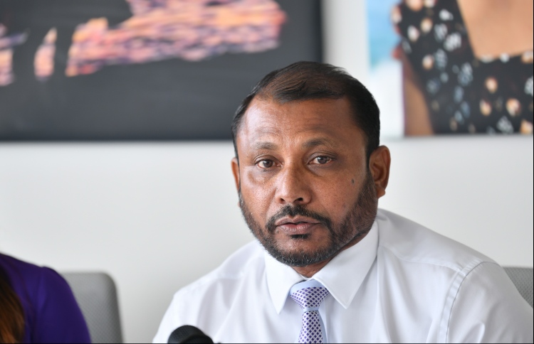 ރިޔާޒު، މުސާރަ ލިބޭ ގޮތަށް ސަސްޕެންޝަނުގައި ހަ މަސް