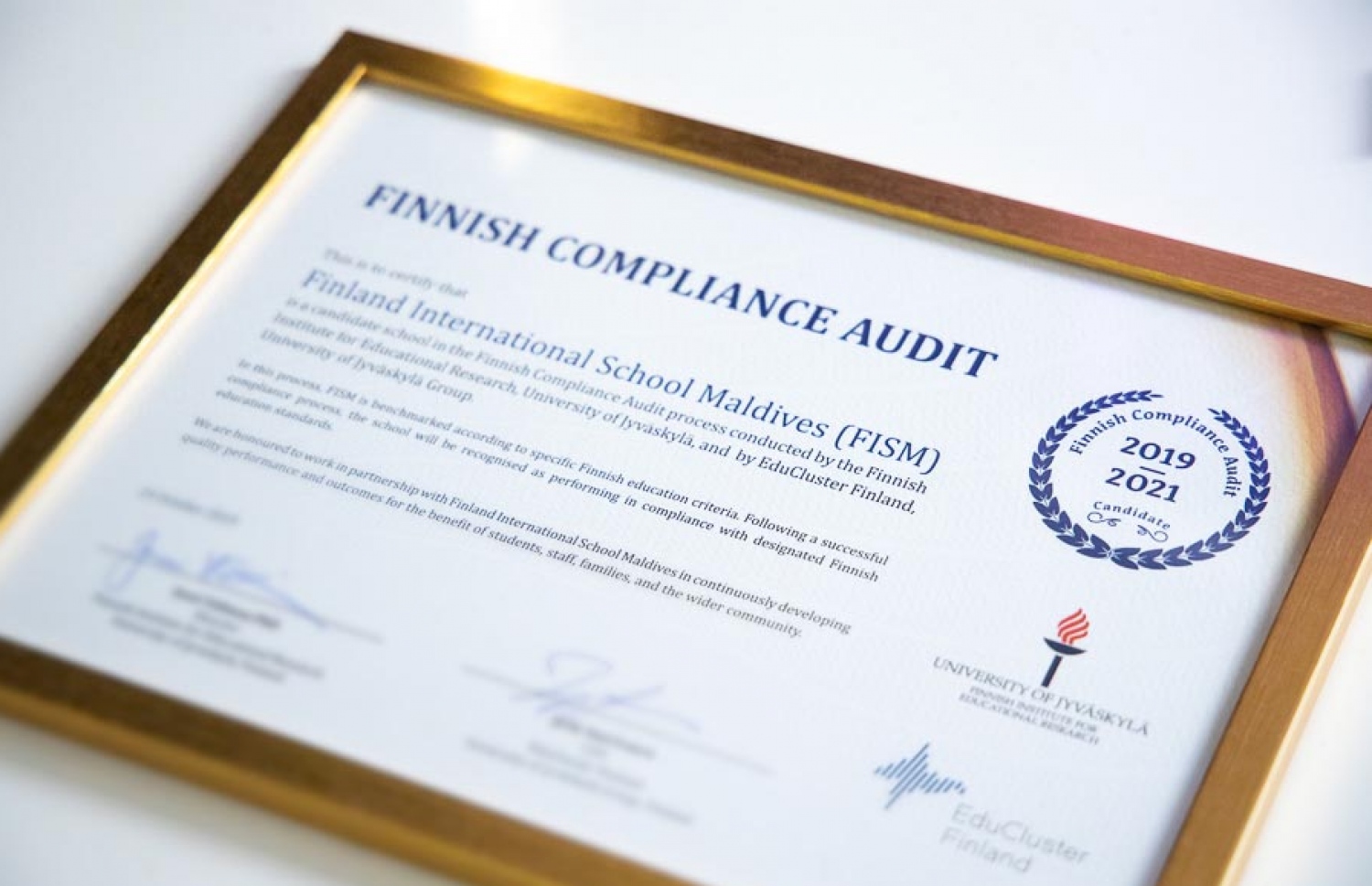 ފިންލޭންޑް ސްކޫލަށް ލިބުނު ކެނޑިޑޭޓް ސްކޫލް ކަމުގެ ސެޓްފިކެޓް -- ފޮޓޯ: އައިލެންޑާސް އެޑިއުކޭޝަން