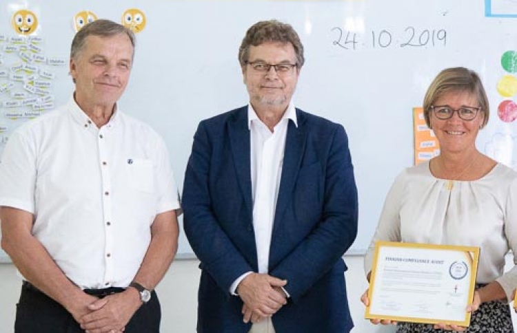 ފިންލޭންޑް ސްކޫލަށް ކެންޑިޑޭޓް ސްކޫލެއްގެ ދަރަޖަ ދީފި