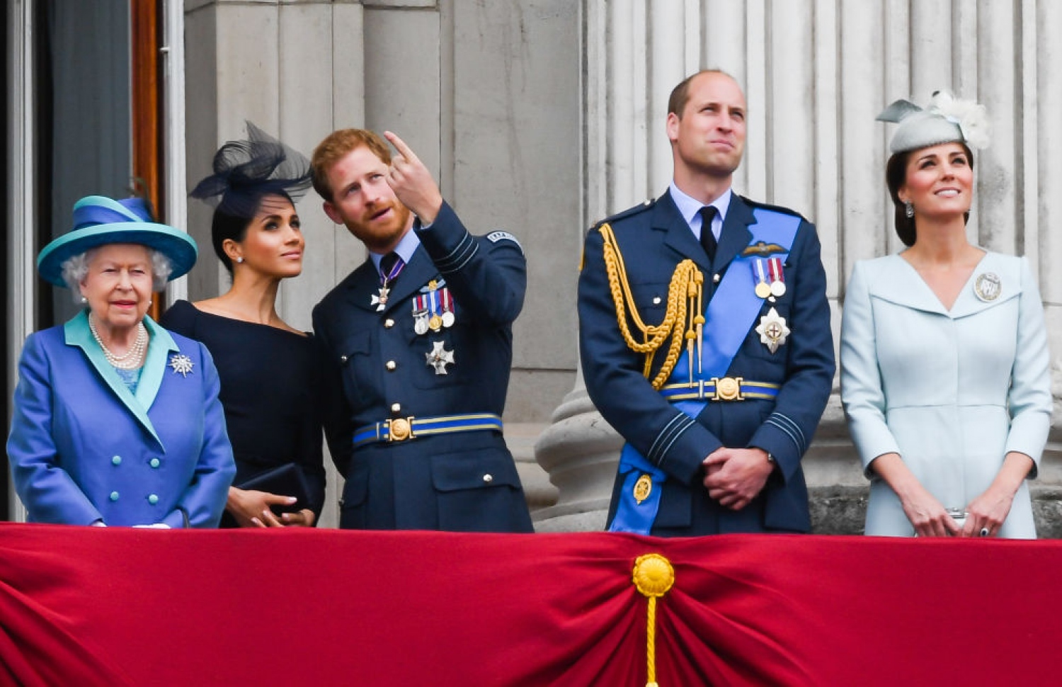 2018 ވަނަ އަހަރު ބޭއްވި ރަސްމިއްޔާތެއްގައި ރާނީ އެލިޒަބަތު އާއި ޕްރިންސް ވިލިއަމްސްގެ ދެކަނބަލުންނާ އެކު ޕްރިންސް ހެރީގެ ދެކަނބަލުން ބަކިންހަމް ޕެލެސްގެ ބެލްކަނީގައި.